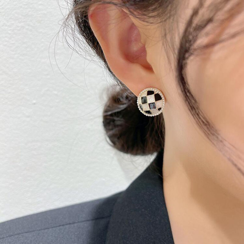 Fashion Black And White Chessboard Plaid Round Pearl Ear Stud Female Alloy Earrings display picture 3