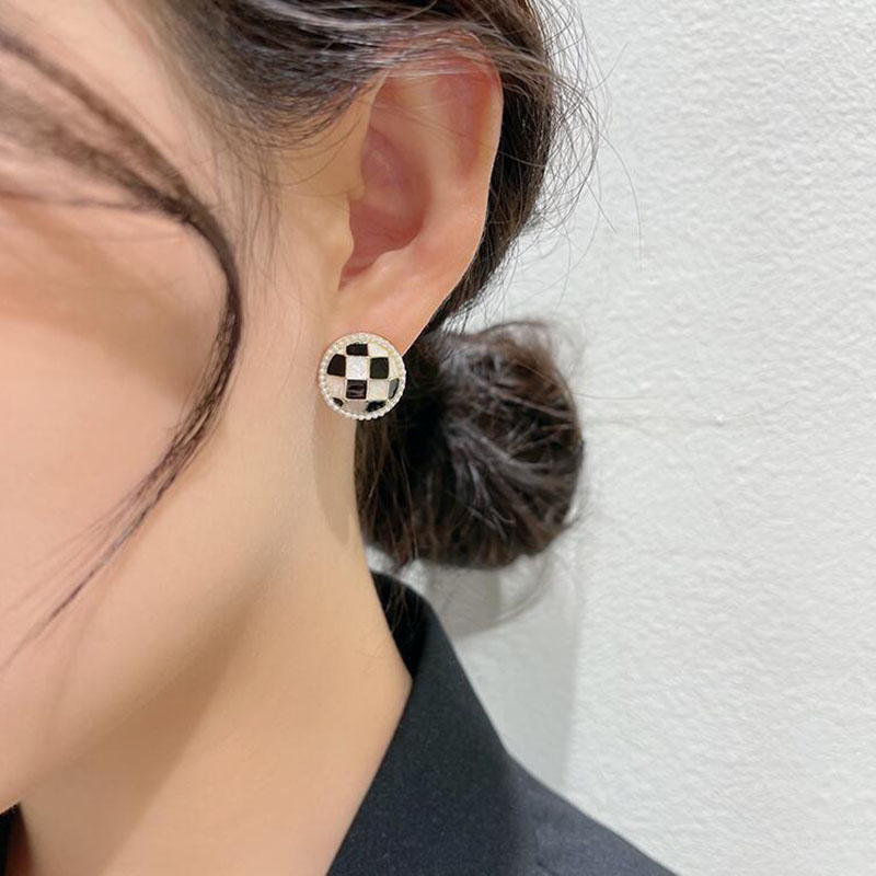 Fashion Black And White Chessboard Plaid Round Pearl Ear Stud Female Alloy Earrings display picture 4