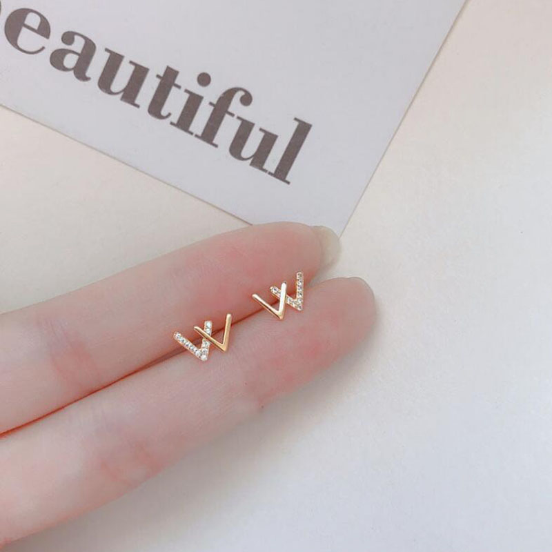 Aretes Pequeños De Aleación De Diamantes De Imitación Simple Para Mujer Letra Del Alfabeto W De Moda display picture 5