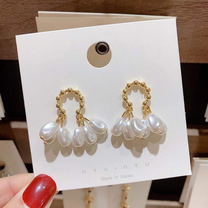 Fashion Baroque Pearl Women's Irregular Geometric Retro Alloy Earrings display picture 1