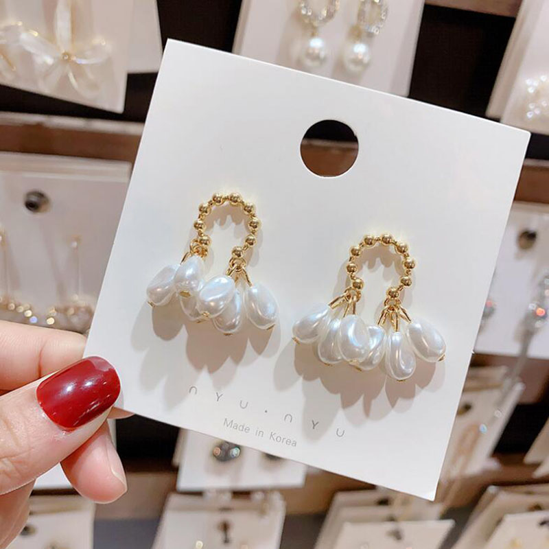 Fashion Baroque Pearl Women's Irregular Geometric Retro Alloy Earrings display picture 2