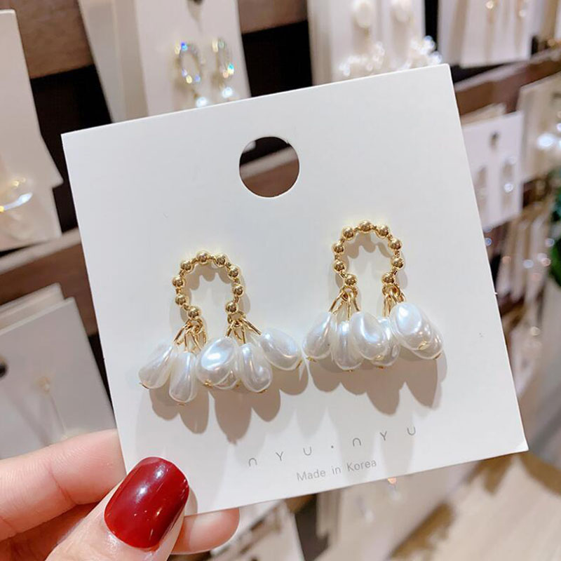 Mode Barocke Perle Frauen Unregelmäßige Geometrische Retro Legierung Ohrringe display picture 3