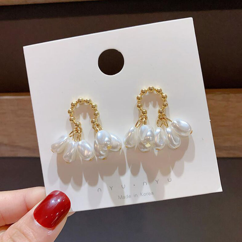 Fashion Baroque Pearl Women's Irregular Geometric Retro Alloy Earrings display picture 4