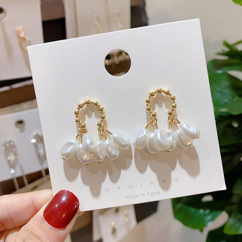 Mode Barocke Perle Frauen Unregelmäßige Geometrische Retro Legierung Ohrringe display picture 5