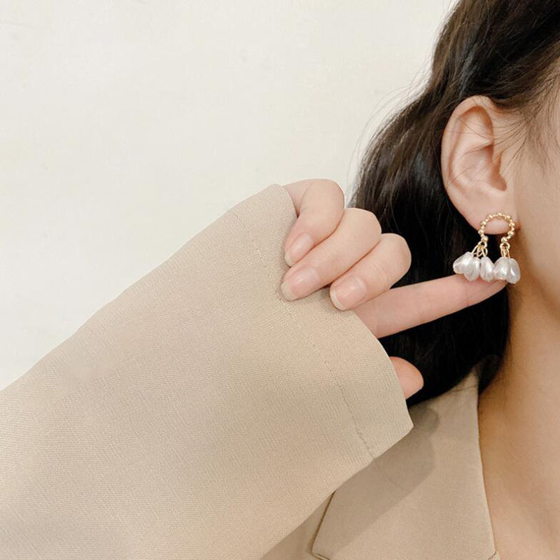 Fashion Baroque Pearl Women's Irregular Geometric Retro Alloy Earrings display picture 6