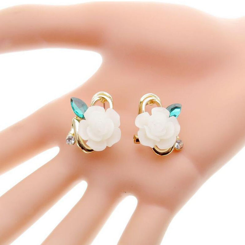 Fashion Simple Flower Non-piercing Ear Clip Alloy Earrings display picture 5