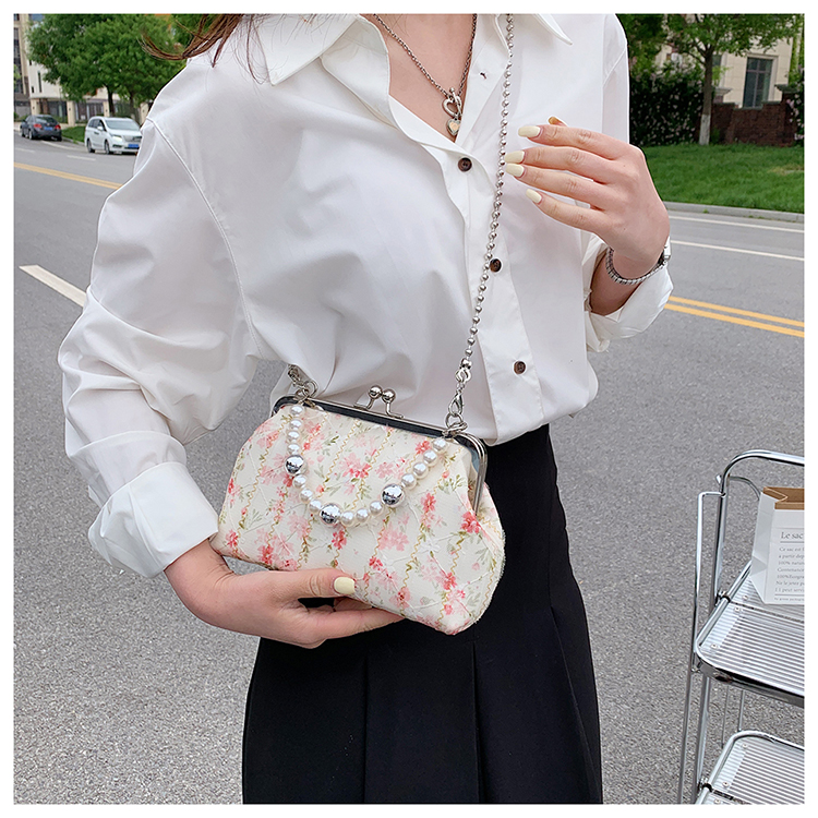2022 New Summer Shell Bag Fashion Pearl Chain Printed Small Square Messenger Bag display picture 3