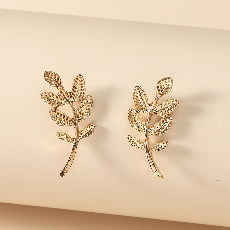Simple Fashion Gold Leaf Shaped Alloy Stud Earrings display picture 3