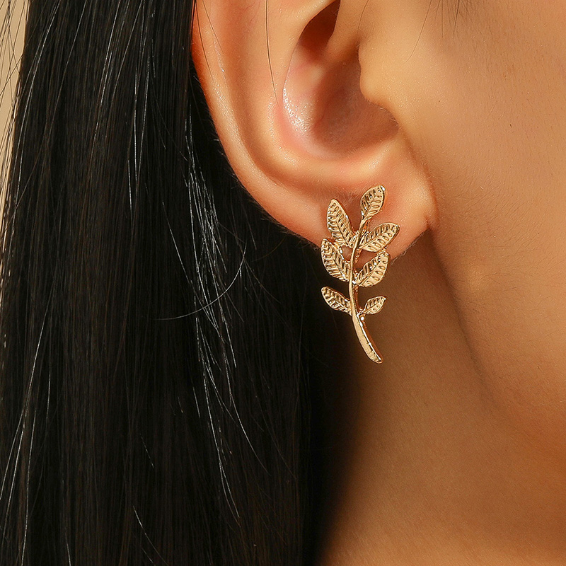 Simple Fashion Gold Leaf Shaped Alloy Stud Earrings display picture 6
