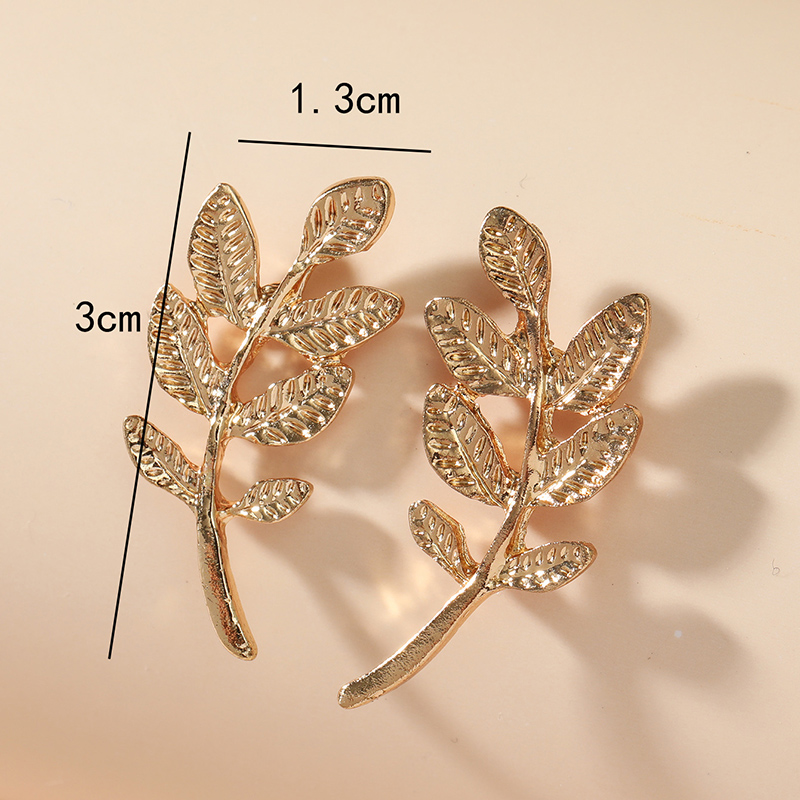 Simple Fashion Gold Leaf Shaped Alloy Stud Earrings display picture 7