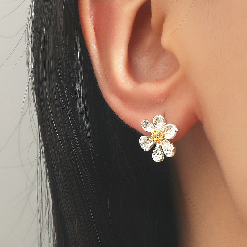 Einfache Süße Kleine Blume Nette Daisy Alloy Stud Ohrringe display picture 1