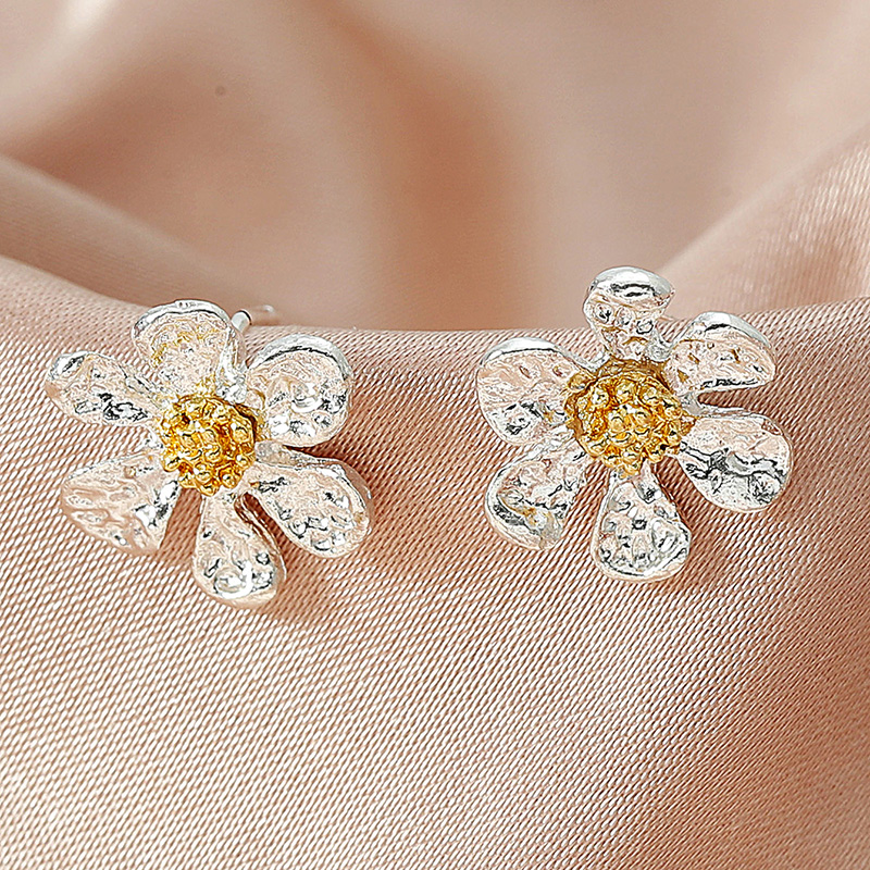 Simple Sweet Small Flower Cute Daisy Alloy Stud Earrings display picture 2
