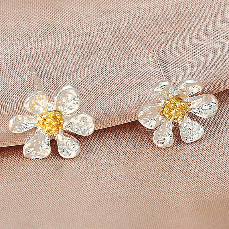 Einfache Süße Kleine Blume Nette Daisy Alloy Stud Ohrringe display picture 3