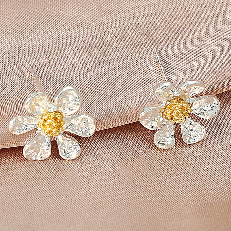 Simple Sweet Small Flower Cute Daisy Alloy Stud Earrings display picture 3