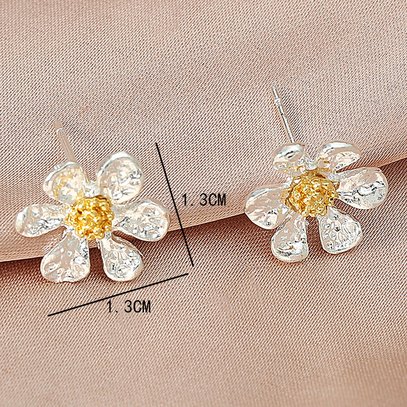 Simple Sweet Small Flower Cute Daisy Alloy Stud Earrings display picture 4