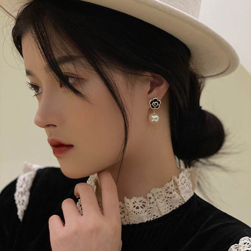 Fashionable Black Rose Pearl Diamond Flower Alloy Stud Earrings display picture 2
