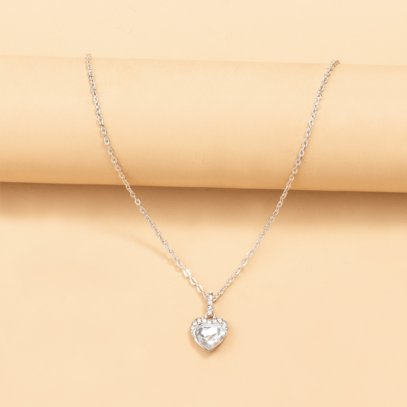 Simple Graceful Heart-shaped Pendant Rhinestone Inlaid Collarbone Chain Necklace Female display picture 4