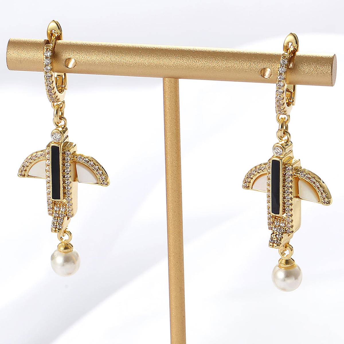 Fashion Ornament Copper Electroplated 18k Gold Inlaid Zircon Boat Anchor Earrings display picture 2