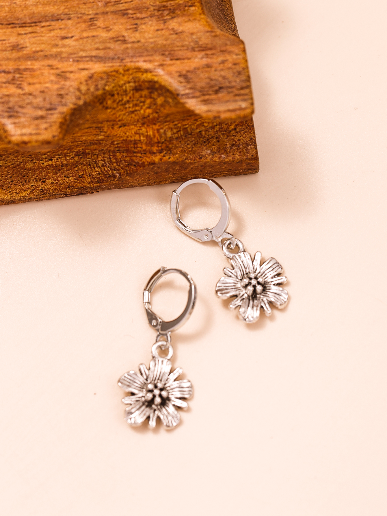 Fashion Flower Sterling Silver Earrings display picture 2