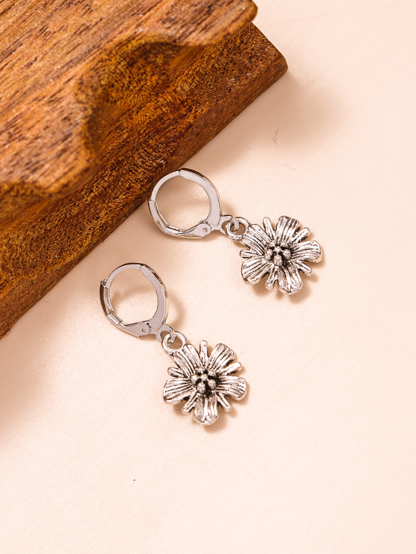 Fashion Flower Sterling Silver Earrings display picture 3