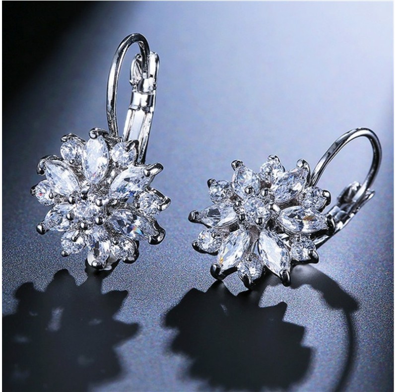 Fashion Simple Geometric Chrysanthemum Inlaid Diamond Alloy Ear Clip Earrings display picture 3