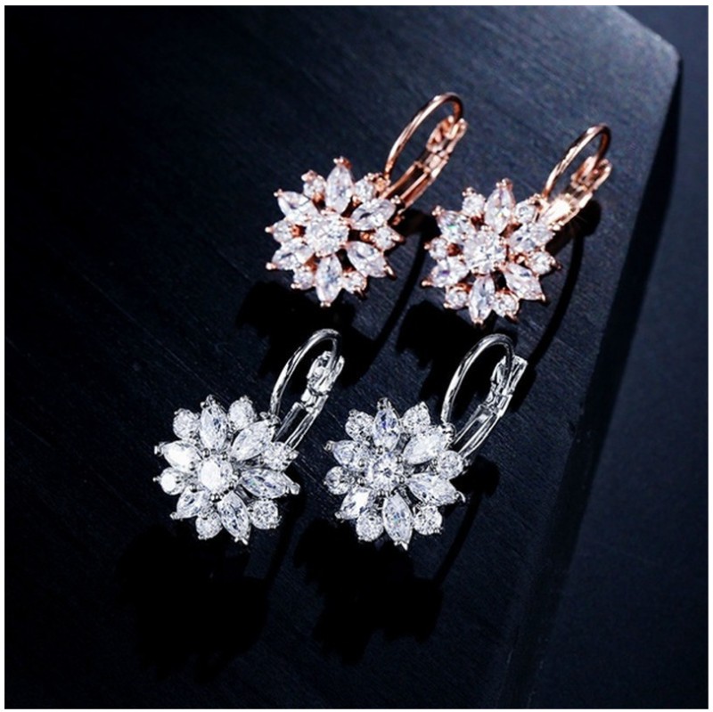 Fashion Simple Geometric Chrysanthemum Inlaid Diamond Alloy Ear Clip Earrings display picture 5
