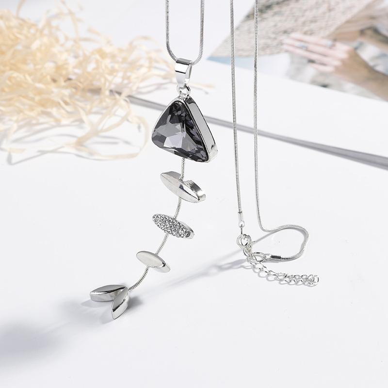 Fashion Creative Rhinestone Crystal Inlaid Fishbone Alloy Necklace display picture 1