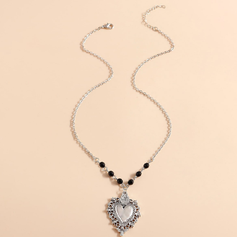 Fashion Ornament Retro Geometric Heart Shaped Pendant Necklace display picture 3