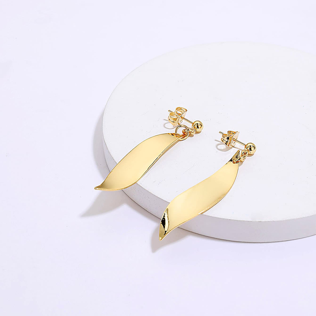 Fashion Simple Leaf Shape Electroplated 18k Gold Copper Earrings display picture 2