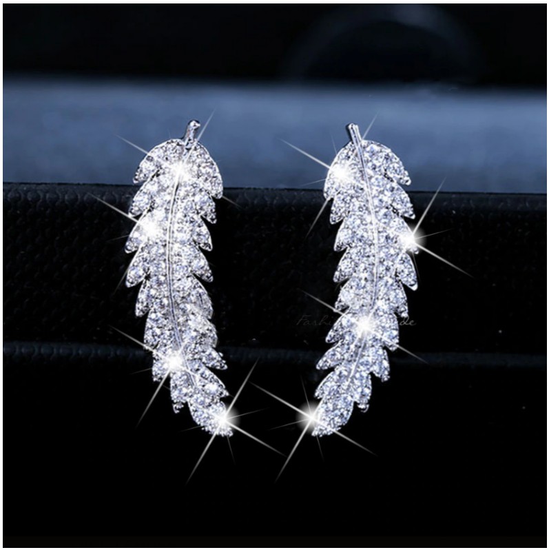 Fashion Micro Inlaid Zircon Diamond Leaf Shaped Alloy Ear Stud Earrings display picture 1