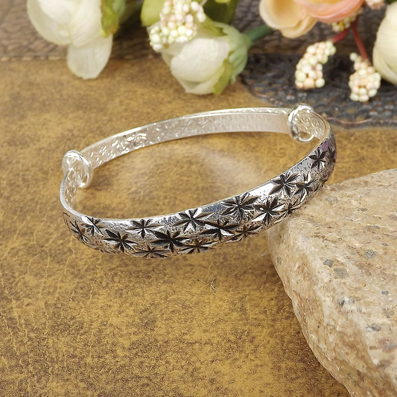 Retro Distressed Carved Bangle Ornament Push-pull Adjustable Alloy Bracelet display picture 1