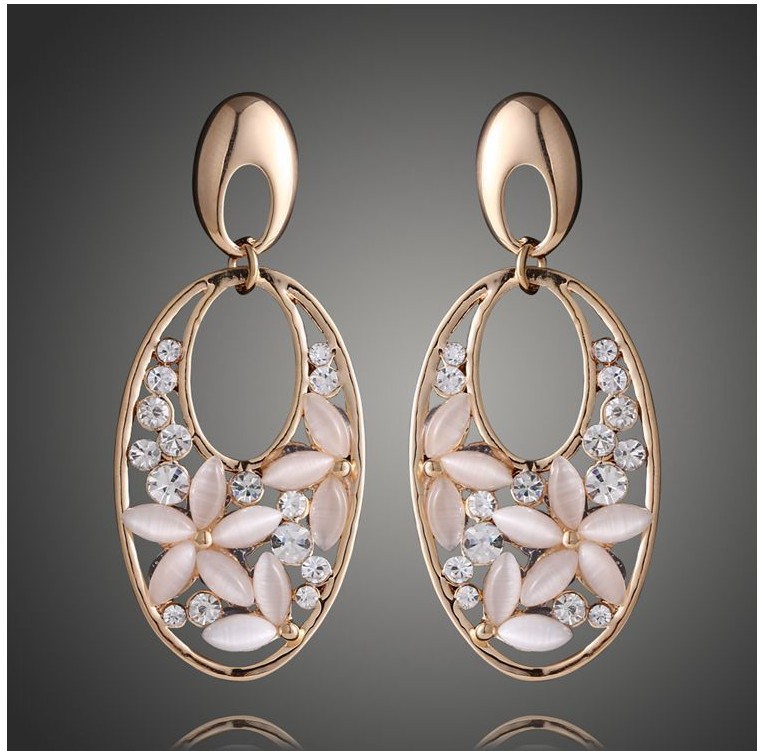 Fashion Elegant Hollow Oval Rhinestone Inlaid Opal Flower Stud Earrings display picture 1