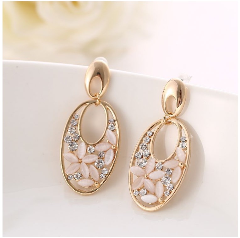 Fashion Elegant Hollow Oval Rhinestone Inlaid Opal Flower Stud Earrings display picture 2
