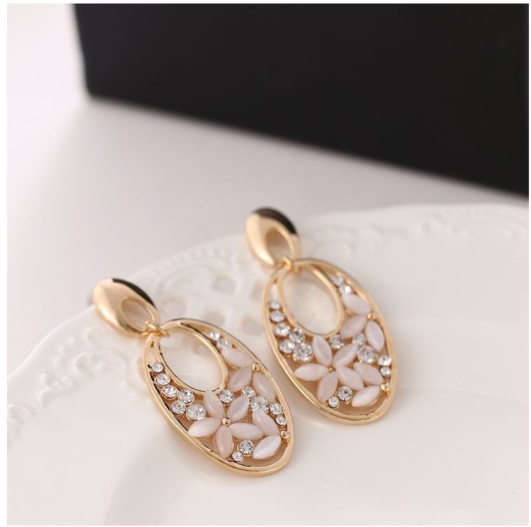 Fashion Elegant Hollow Oval Rhinestone Inlaid Opal Flower Stud Earrings display picture 4