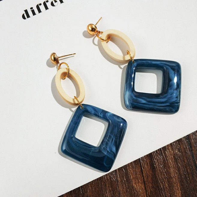 New Fashion Elegant Geometric Rhombic Resin Ear Studs display picture 3