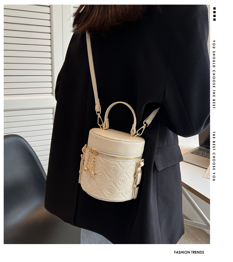 Women 2022 Summer New Fashion Messenger Shoulder Handbag Round Bag display picture 1