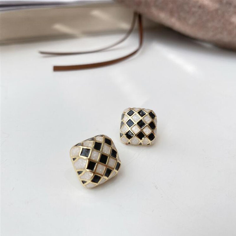 Fashion Black And White Chessboard Plaid Alloy Ear Studs display picture 1