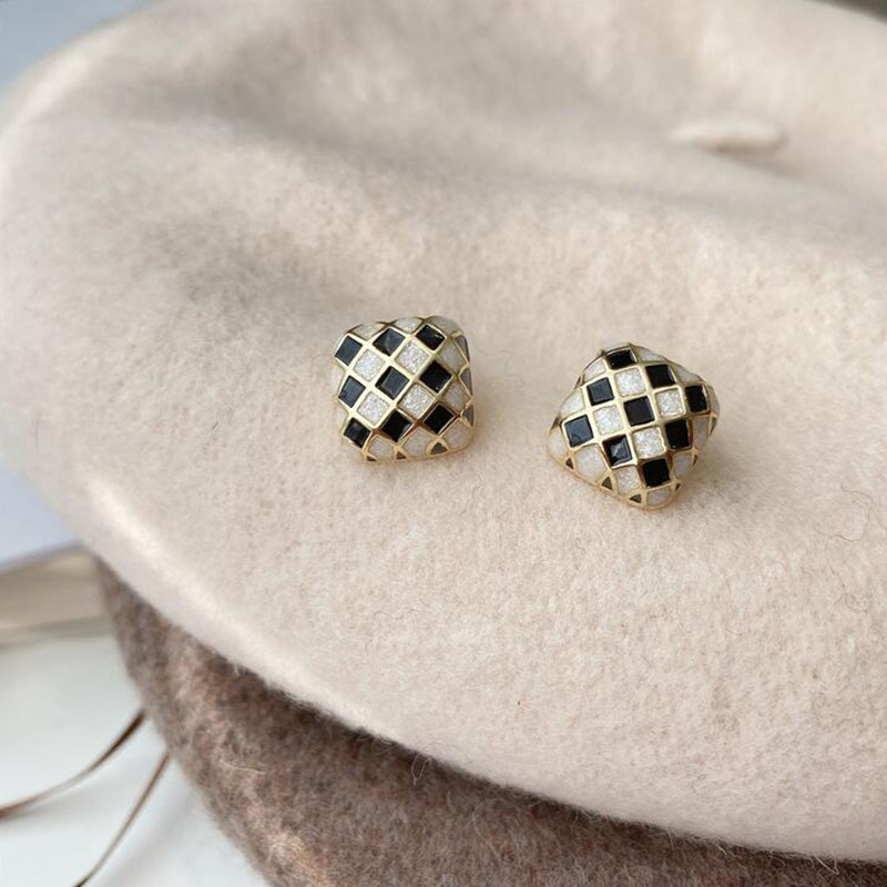 Fashion Black And White Chessboard Plaid Alloy Ear Studs display picture 2