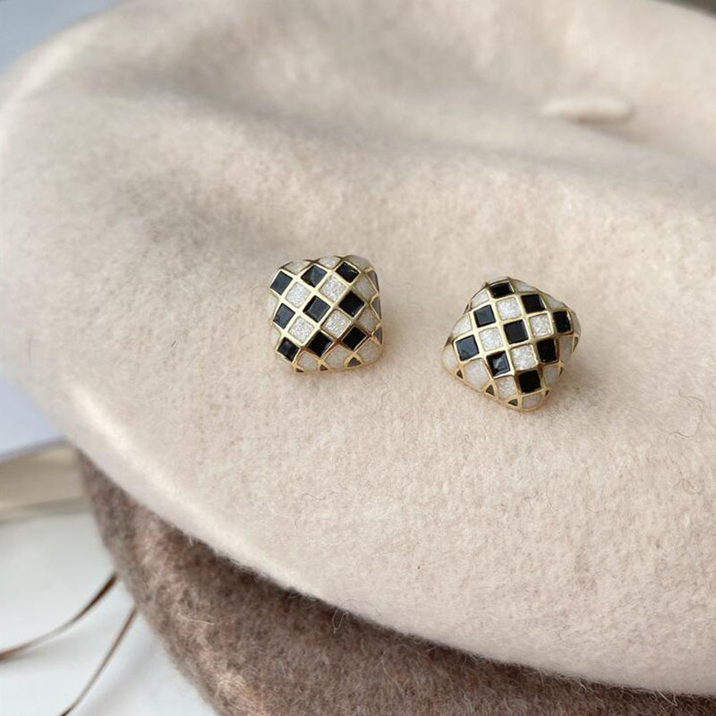 Moda Negro Y Blanco Chesboard Plaid Aleación Pendientes Tachuelas display picture 2