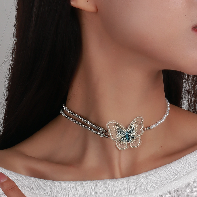 Moda Incrustaciones De Diamantes De Imitación Perla Transparente Mariposa Colgante Ecklace display picture 2