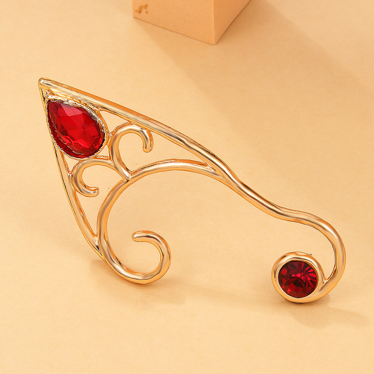 Mode Rétro Contour Oreille Pendaison Unique Rouge Gem Non-piercing Alliage Clip Oreille display picture 4