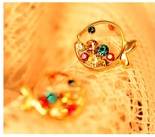 Fashion Cute Clownfish Animal Hollow Jeweled Small Fish Colorful Crystals Stud Earrings display picture 5