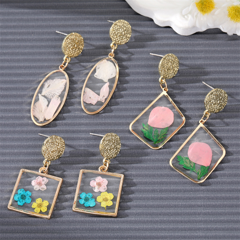 Vintage Style Dried Flower Daisy Oval Rhombus Pendant Earrings display picture 1