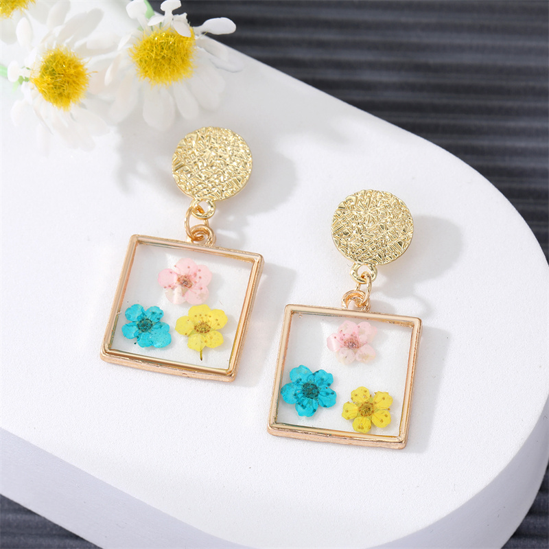 Vintage Style Dried Flower Daisy Oval Rhombus Pendant Earrings display picture 3