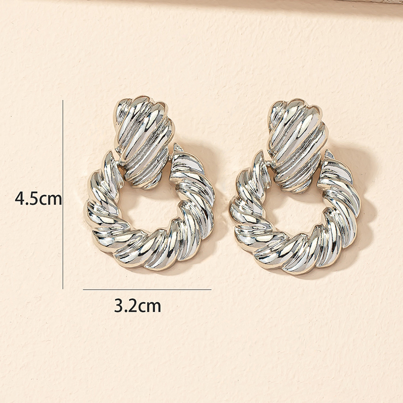 Retro Twist Woven Metal Exaggerated Geometry Circular Earrings display picture 4