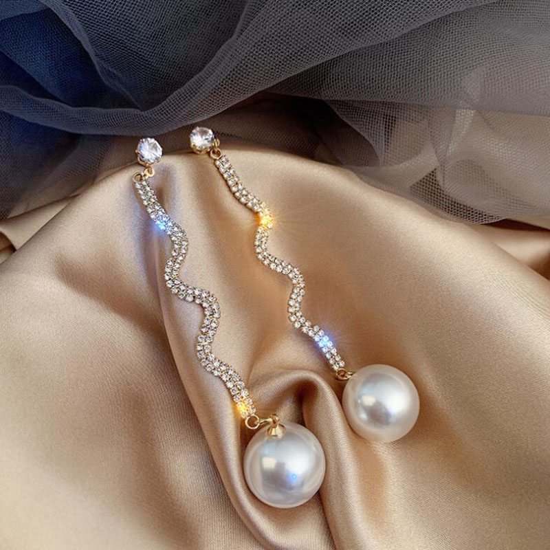 Pendientes Largos De Perlas Grandes Con Curva Geométrica Simple A La Moda Para Mujer display picture 1
