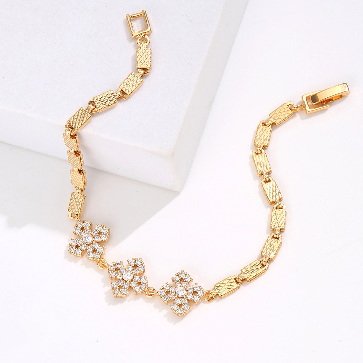 Fashion Creative Simple Flower Electroplated 18k Gold Inlaid Zircon Copper Bracelet display picture 2