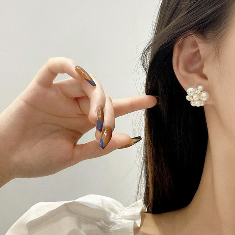Fashion Pearl Rhinestone Zircon Copper Stud Earrings Women display picture 2