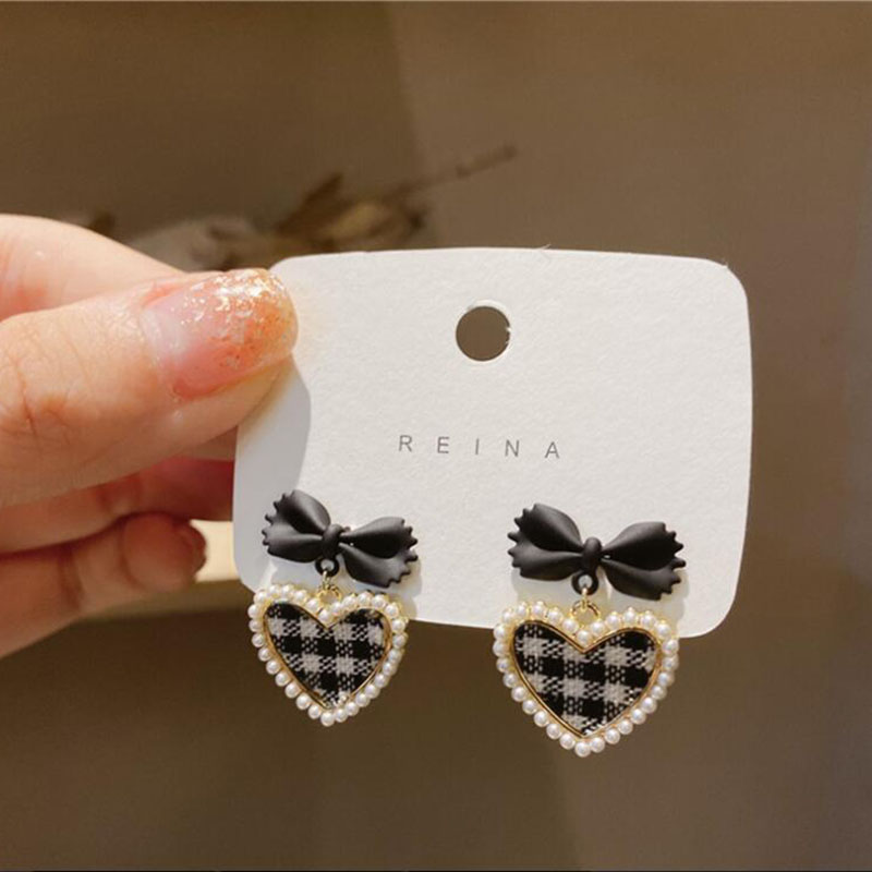 New Fashion Pearl Plaid Heart Shaped Bow Alloy Stud Earrings display picture 3