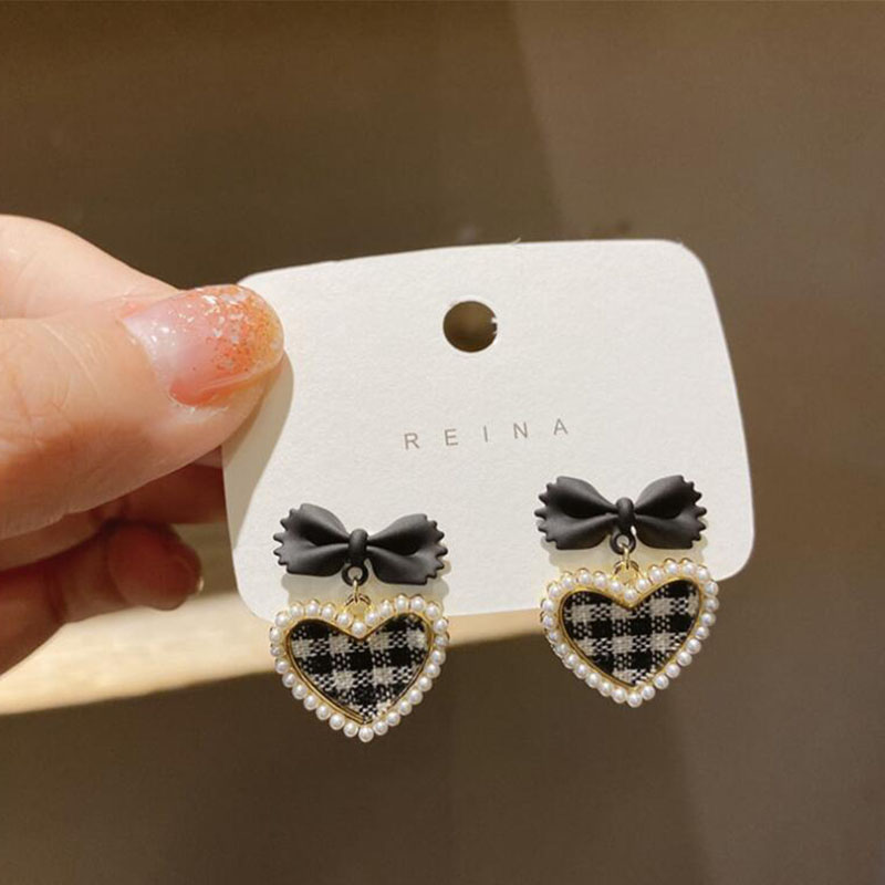 New Fashion Pearl Plaid Heart Shaped Bow Alloy Stud Earrings display picture 4